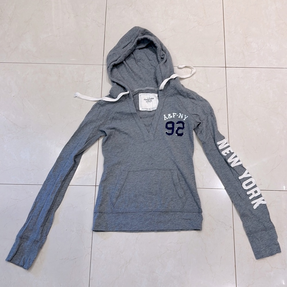 ABERCROMBIE & FITCH - women’s gray v-neck sweater